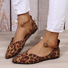 Flache Loafer mit spitzer Zehenpartie und Metalldetails