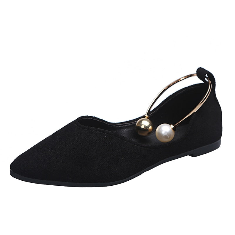 Flache Loafer mit spitzer Zehenpartie und Metalldetails
