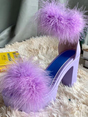 Sandale mit pelzigem Blockabsatz