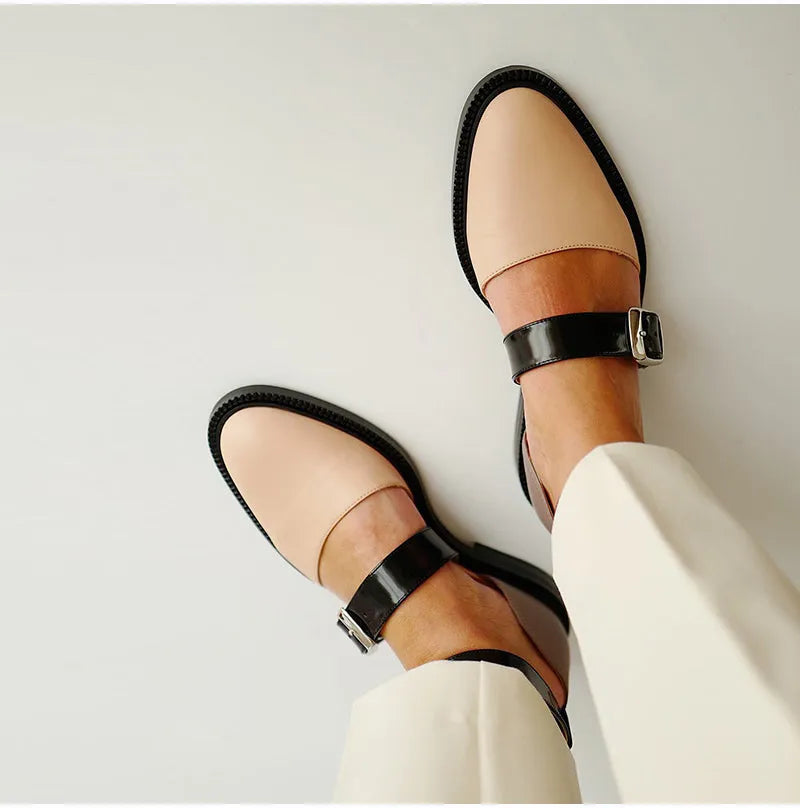 Ballerinas mit farblich abgesetzter Schnalle