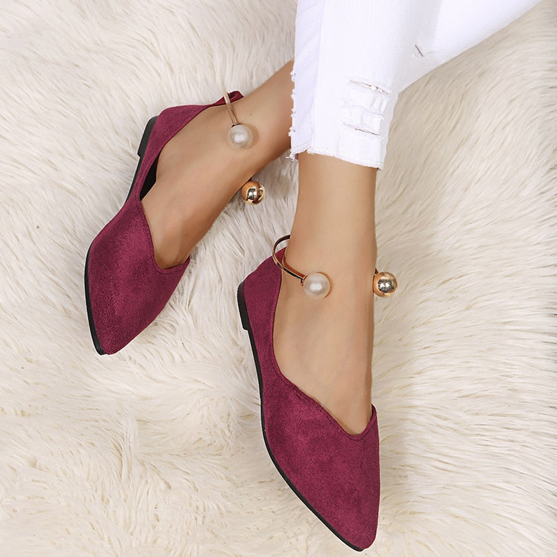 Flache Loafer mit spitzer Zehenpartie und Metalldetails