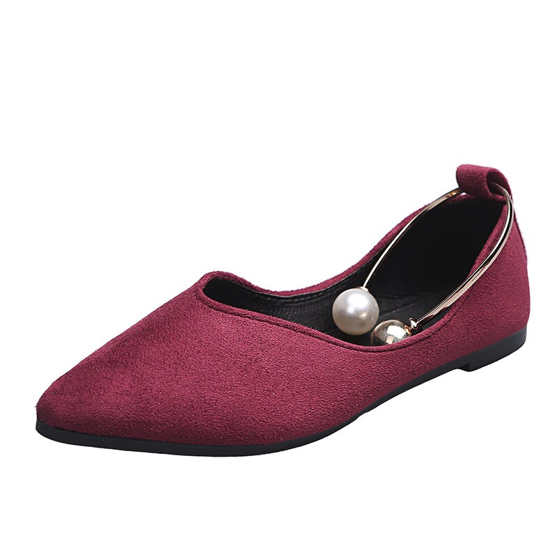 Flache Loafer mit spitzer Zehenpartie und Metalldetails