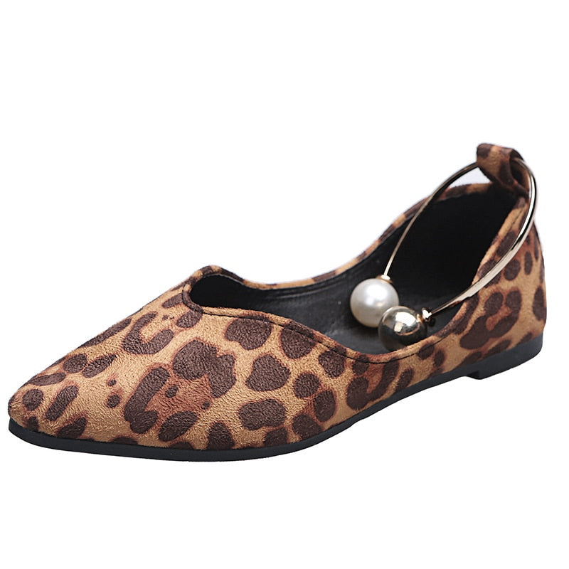 Flache Loafer mit spitzer Zehenpartie und Metalldetails