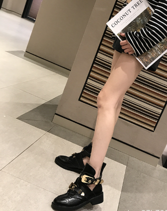 Stiefeletten mit Cut-Out-Schnallenriemen