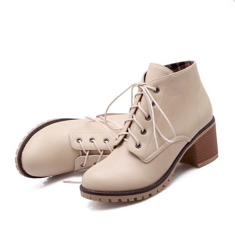 Niedrige Stiefel mit seitlichem Reißverschluss und Schnürung