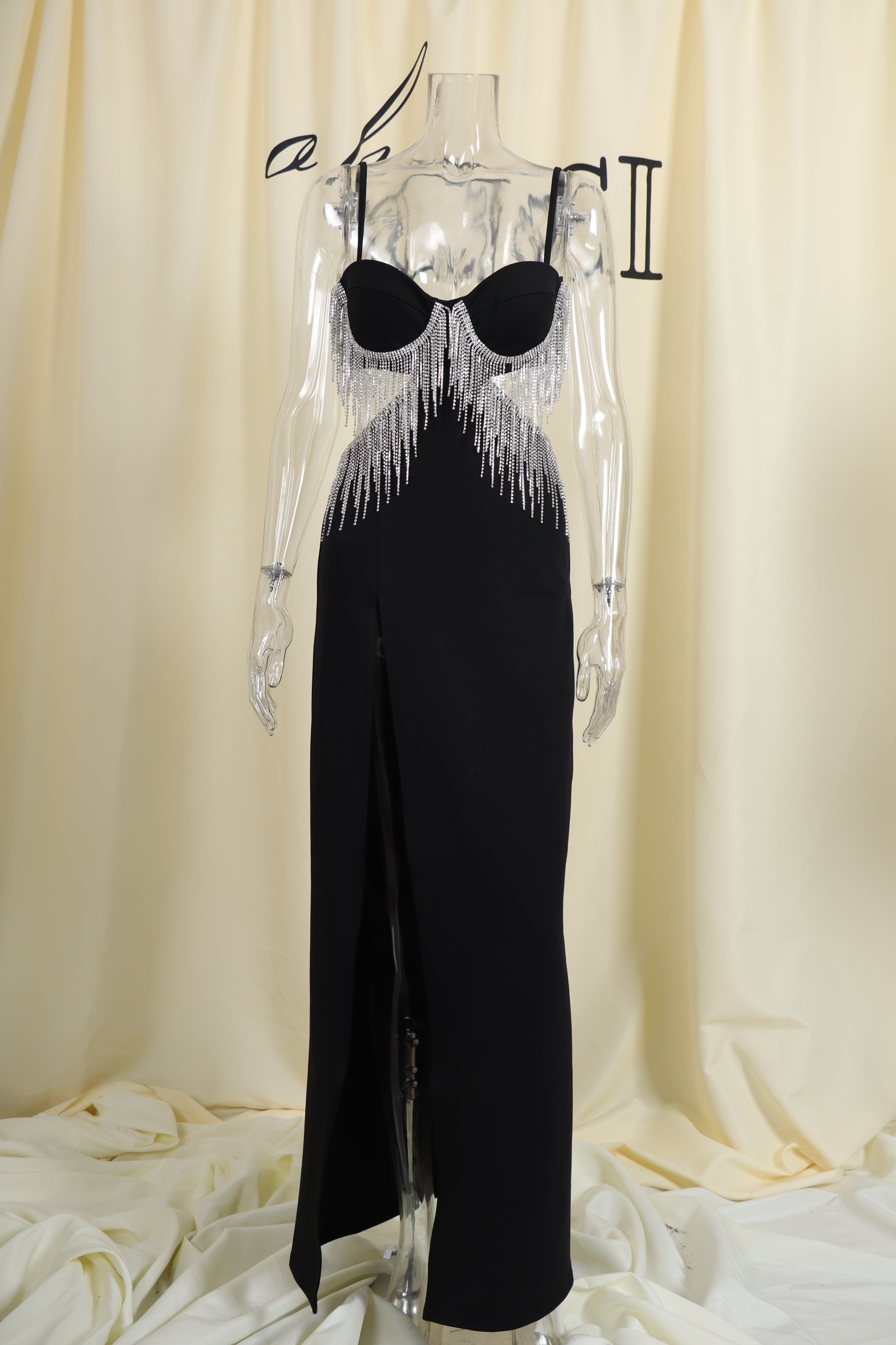 Schwarzes Maxikleid mit Schlitz und Quaste 