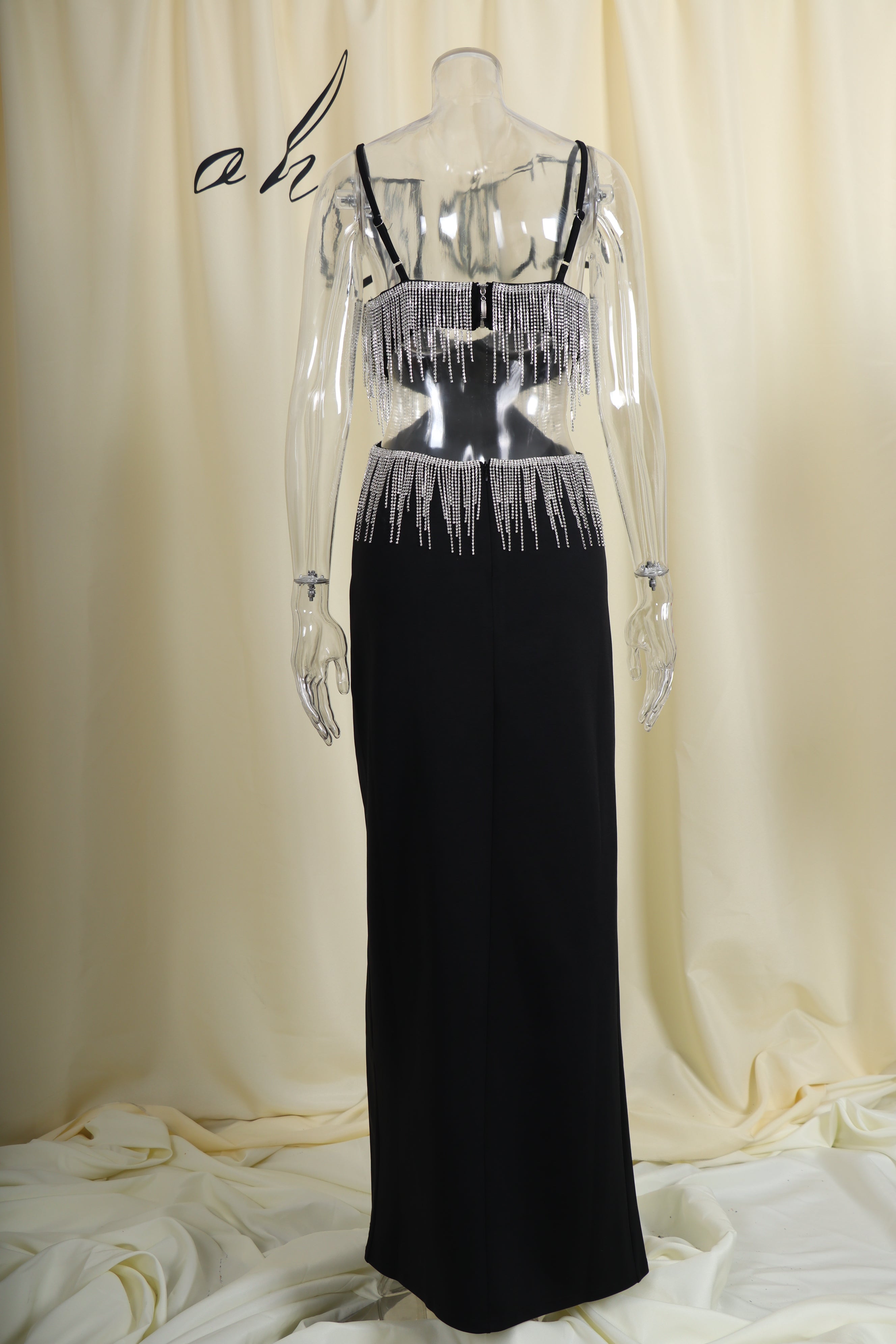 Schwarzes Maxikleid mit Schlitz und Quaste 