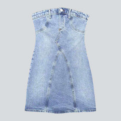 Trägerloses Jeanskleid in heller Waschung