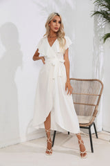 Elegantes Kleid mit V-Ausschnitt und kurzen Ärmeln und Rüschen