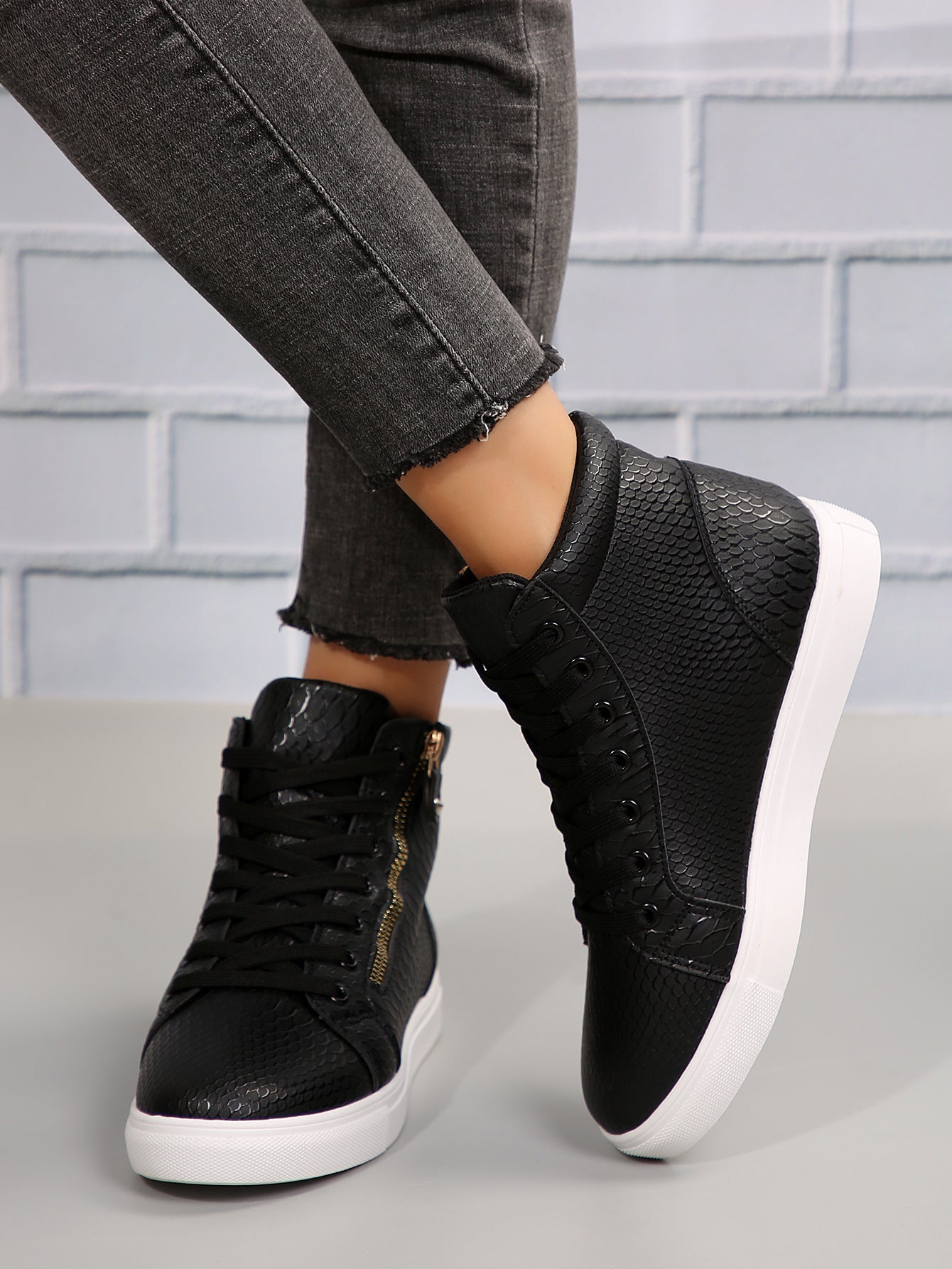 Step It Up – Keilsneaker aus Kunstleder