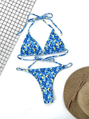 Azurblaues Neckholder-Bikini-Set mit dreieckigem String und Federmuster