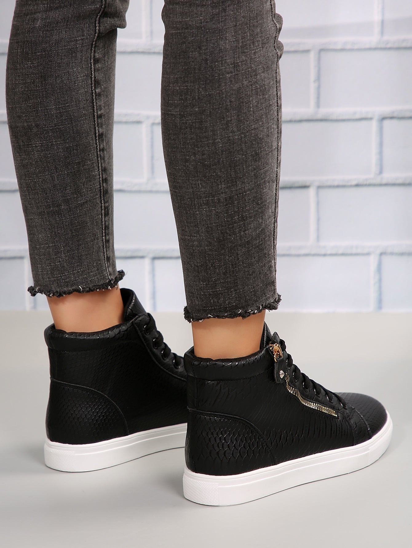 Step It Up – Keilsneaker aus Kunstleder