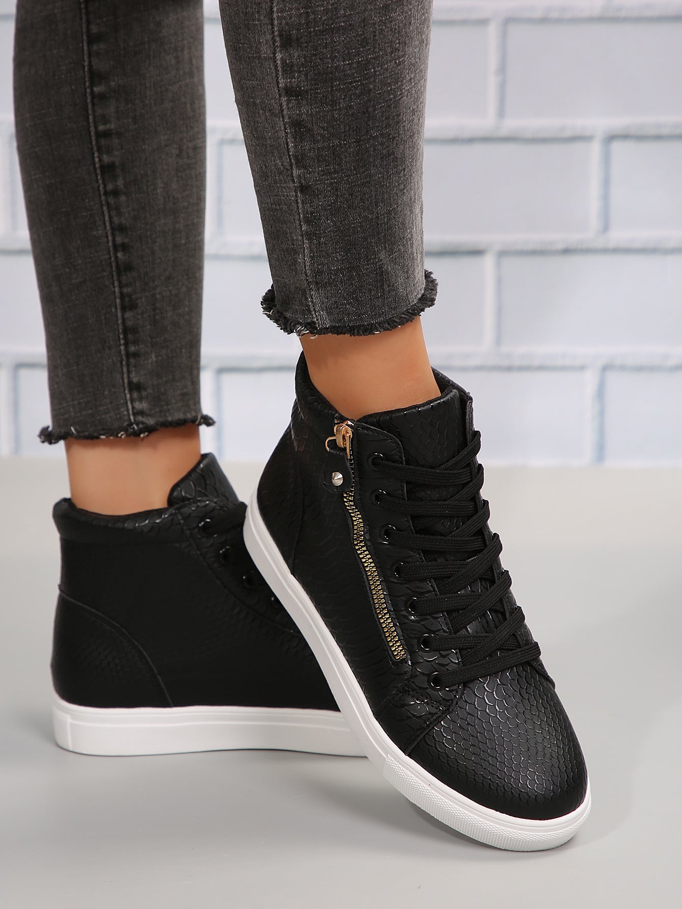 Step It Up – Keilsneaker aus Kunstleder