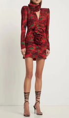 MINIKLEID MIT V-AUSSCHNITT UND ROSENDRUCK