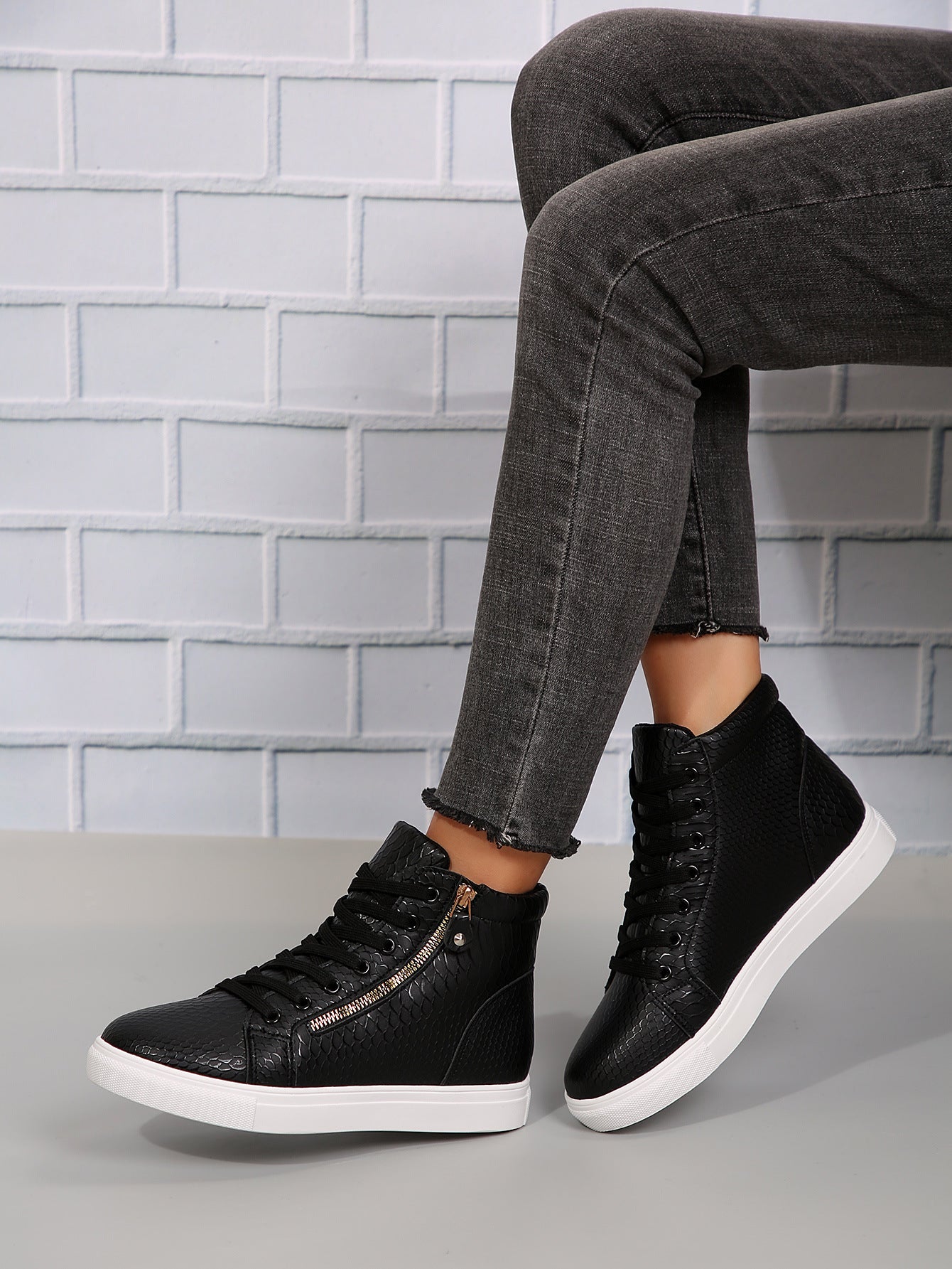 Step It Up – Keilsneaker aus Kunstleder