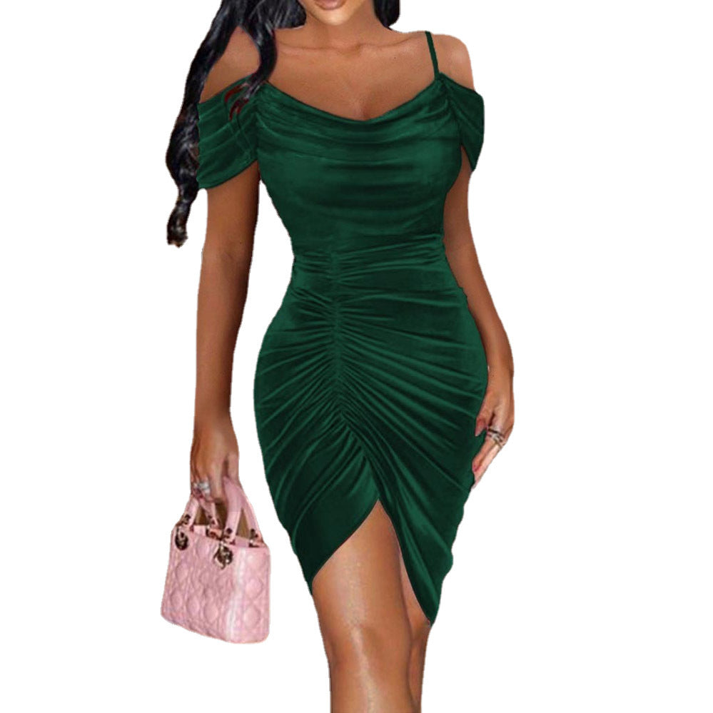 Schulterfreies Samtkleid mit gerüschtem asymmetrischem Saum