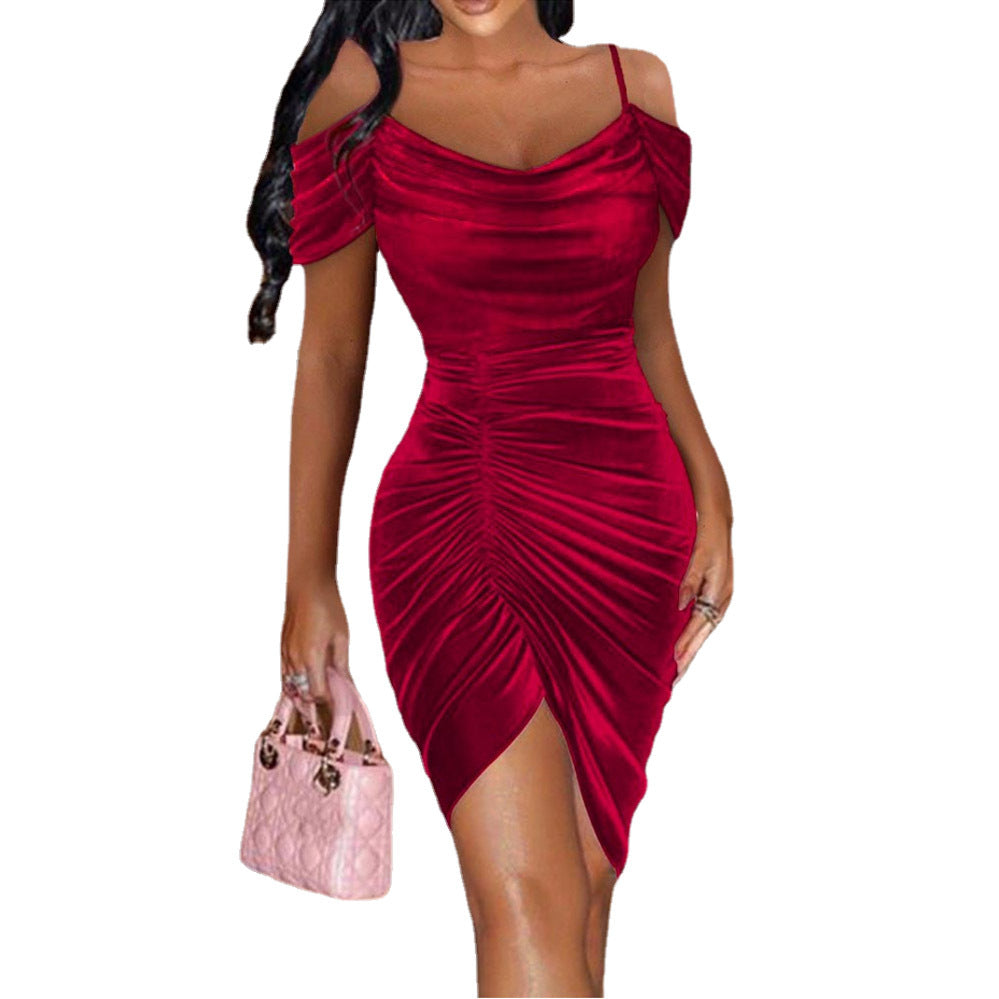Schulterfreies Samtkleid mit gerüschtem asymmetrischem Saum