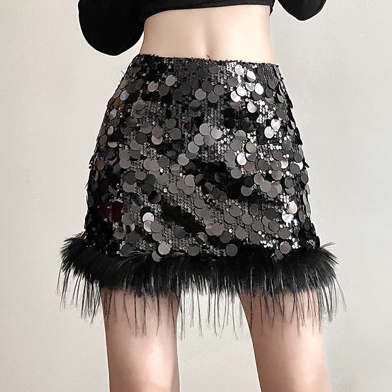 Glitzernder Damen-Minirock mit Pailletten und Federquaste