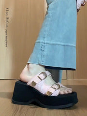 Sandalen mit Keilabsatz und Schnallenriemen 