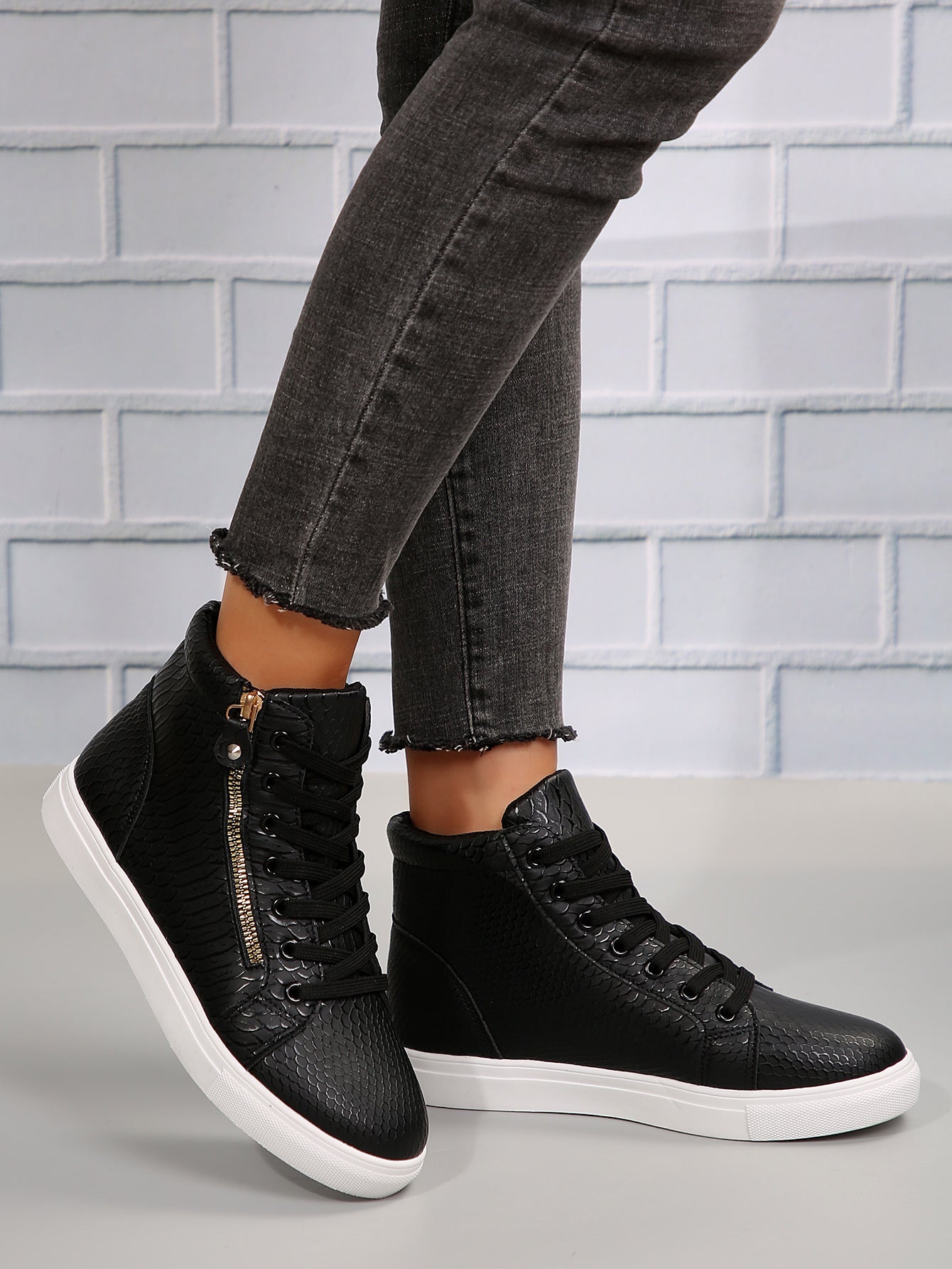 Step It Up – Keilsneaker aus Kunstleder