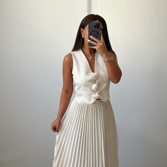 Weißes zweiteiliges Set aus Oberteil und Rock mit Blumenapplikationen