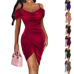 Schulterfreies Samtkleid mit gerüschtem asymmetrischem Saum