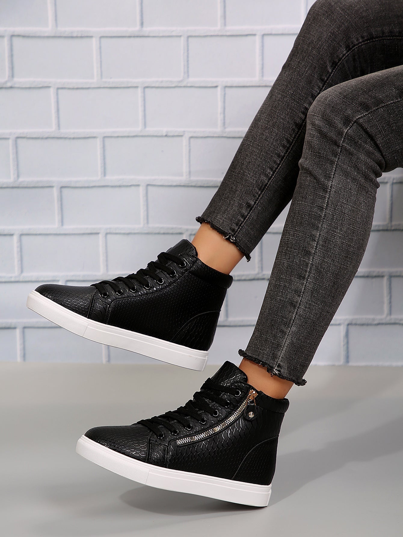 Step It Up – Keilsneaker aus Kunstleder