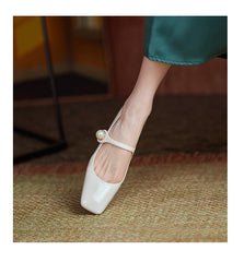 Delaney Mary Janes mit dickem Absatz und Perle