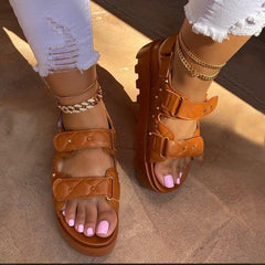 Sandalen mit dicker Sohle und verstellbarer Kettenschnalle