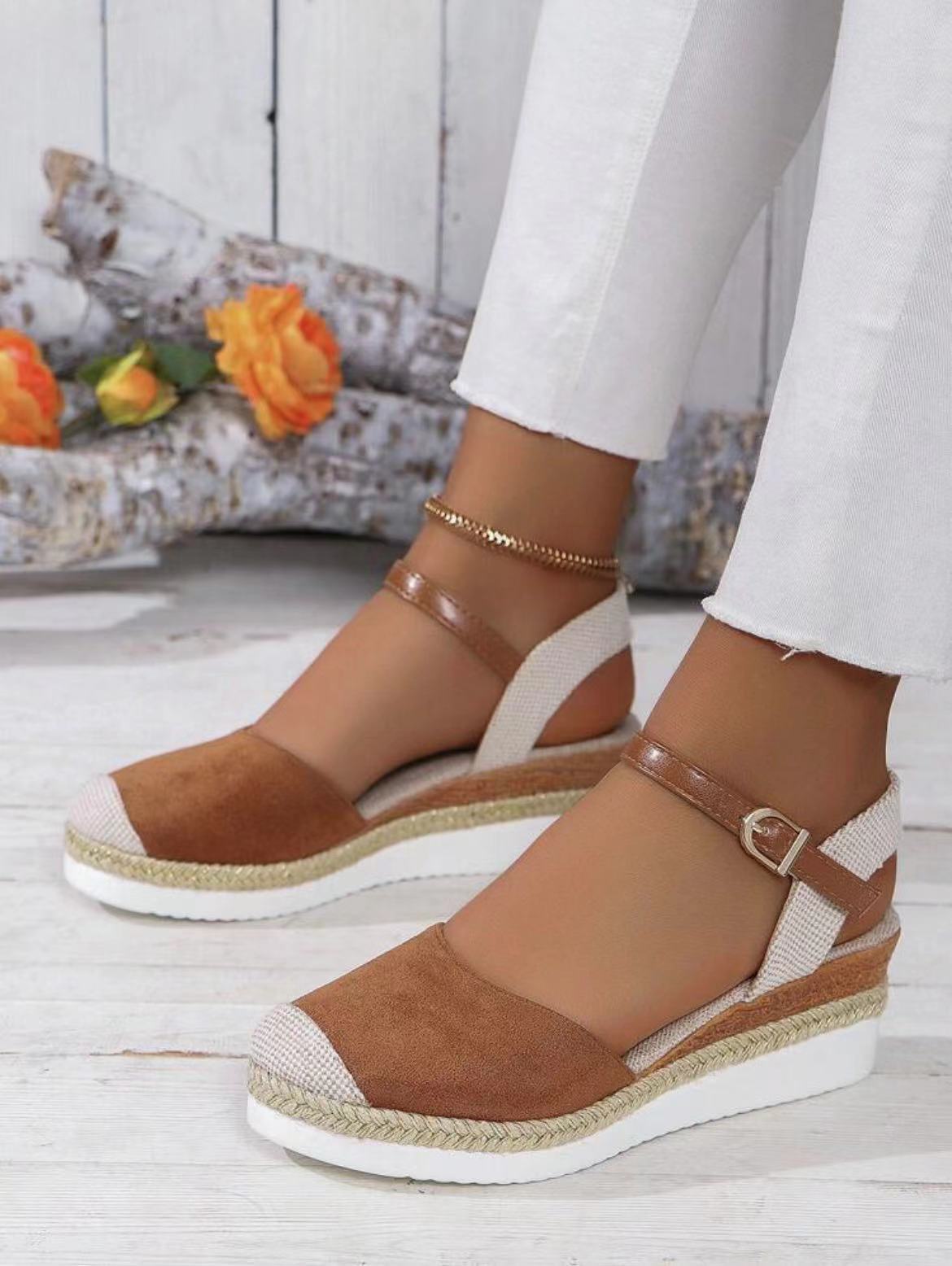 Espadrilles-Sandalen mit geschlossener Zehenpartie und Keilabsatz