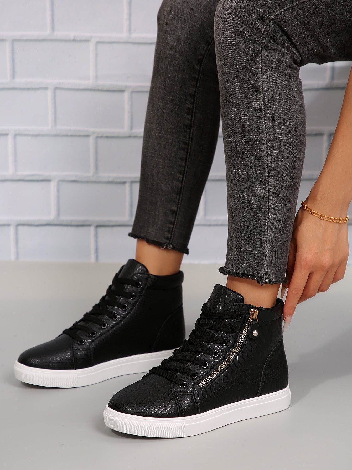 Step It Up – Keilsneaker aus Kunstleder