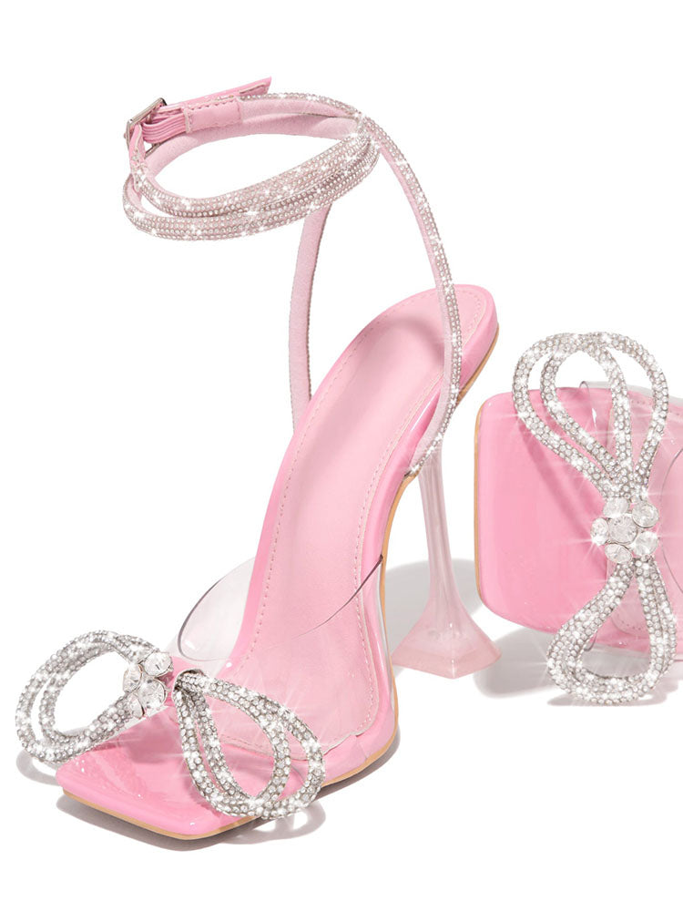 Glitzernde High Heels mit eckiger Zehenpartie und Schleife