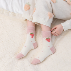 Süße rosa Erdbeermilch-Flauschsocken, 5 Paar