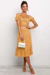 Süßes geblümtes Sommerkleid