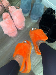 Plateau-Sandalen mit Pelzbesatz