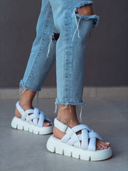 Plateau-Sandalen mit Klettverschluss und überkreuzten Riemen