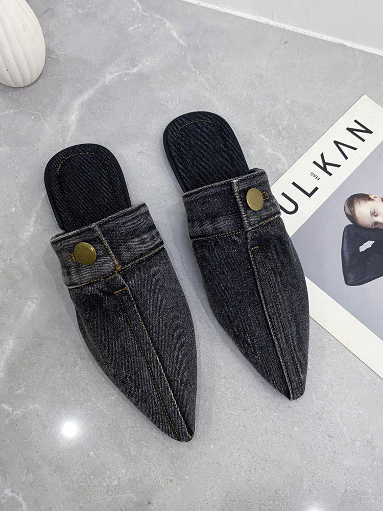 Flache Pantoletten aus Denim mit spitzer Zehenpartie und Knopfdekor