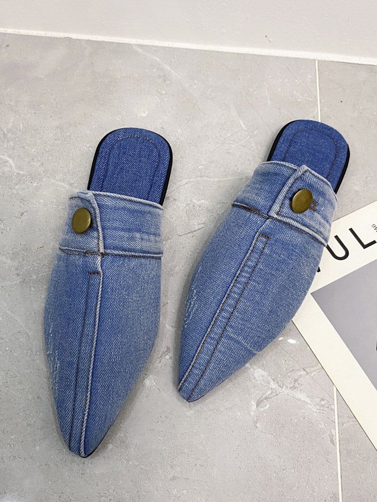 Flache Pantoletten aus Denim mit spitzer Zehenpartie und Knopfdekor