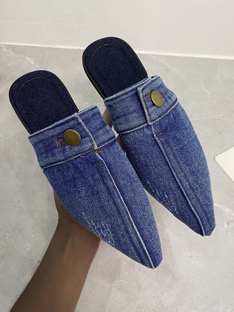 Flache Pantoletten aus Denim mit spitzer Zehenpartie und Knopfdekor