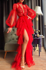 Rotes Abendkleid mit hohem Schlitz und langen Ärmeln