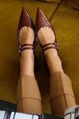 Ballerinas mit spitzer Zehenpartie und Riemen 
