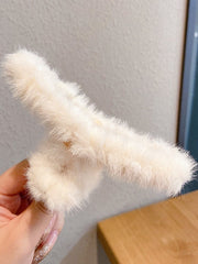 Einfarbige, flauschige Haarklammer