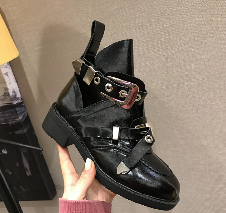 Stiefeletten mit Cut-Out-Schnallenriemen