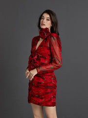 MINIKLEID MIT V-AUSSCHNITT UND ROSENDRUCK