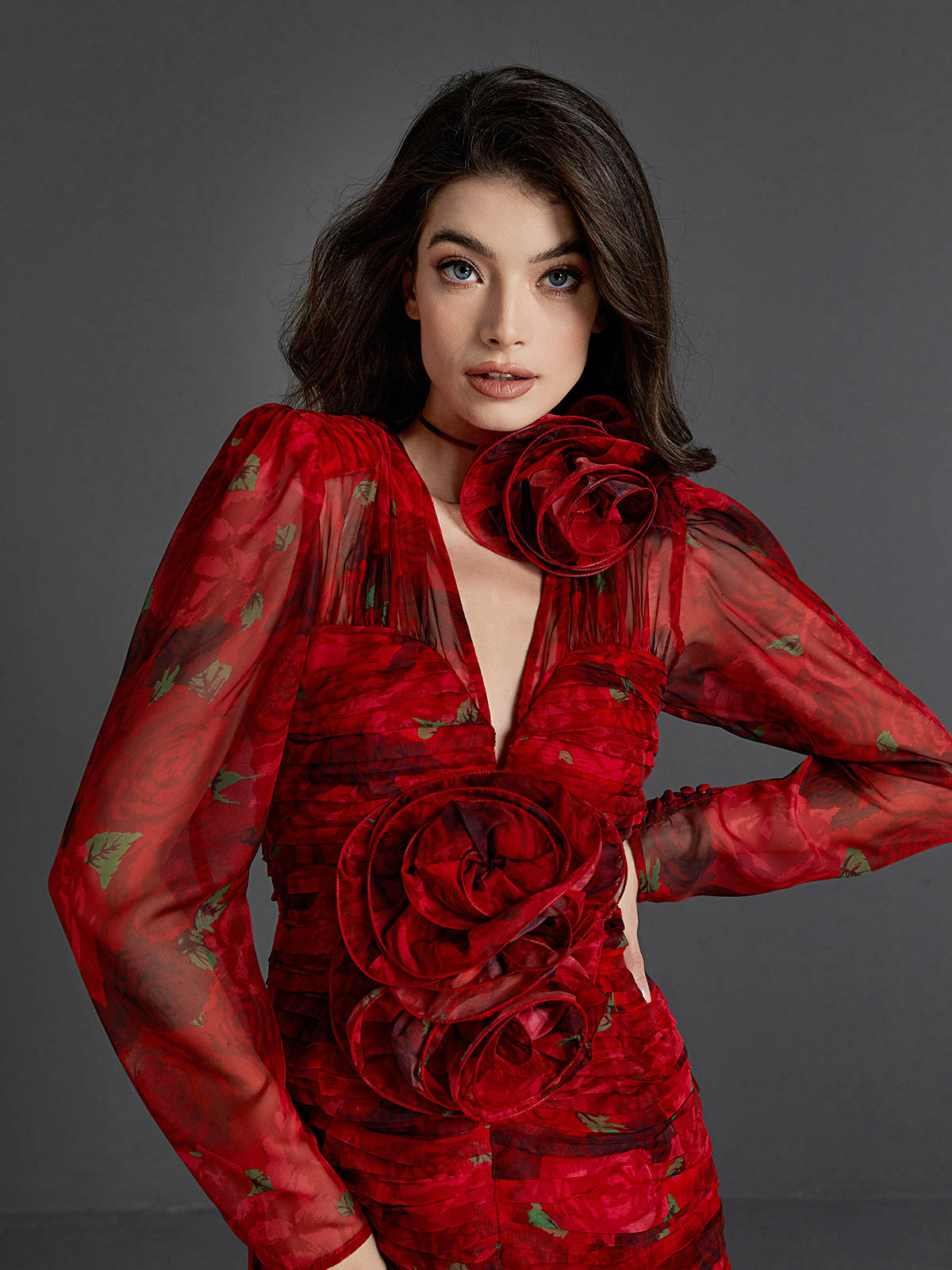 MINIKLEID MIT V-AUSSCHNITT UND ROSENDRUCK