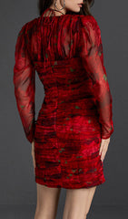 MINIKLEID MIT V-AUSSCHNITT UND ROSENDRUCK