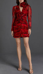 MINIKLEID MIT V-AUSSCHNITT UND ROSENDRUCK