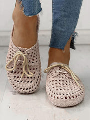 Flache Strandsandalen mit Hohlsaum