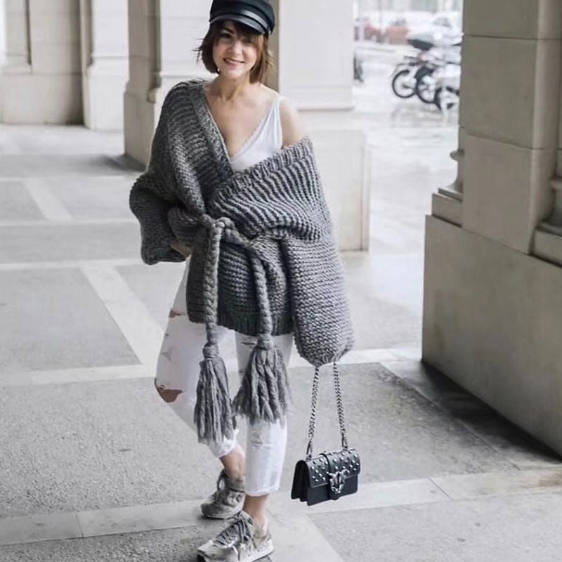 Strickjacke mit Bischofsärmeln, Fransen und geflochtenem Gürtel - Grau