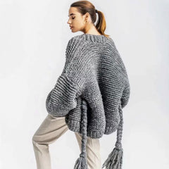 Strickjacke mit Bischofsärmeln, Fransen und geflochtenem Gürtel - Grau